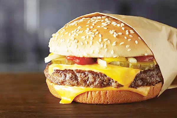 میکڈونلڈ کا برگر کھانے سے ایک شخص کی موت ، درجنوں لوگ ہسپتال میں داخل