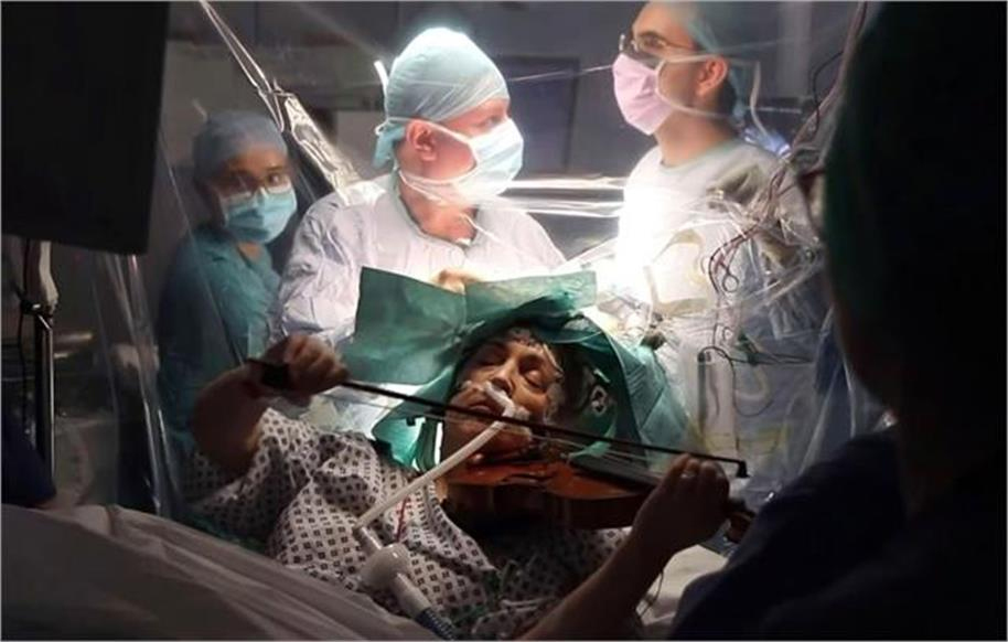 حوصلے کو سلام ! دماغ کھول کر ڈاکٹرز کر رہے تھے سرجری، لڑکی بجاتی رہی شہنائی ، ویڈیو دیکھ حیران ہوئے لوگ