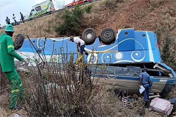 پہاڑی درے پر سڑک سے پھسل کر کھائی میں گری بس، 42 افراد ہلاک (ویڈیو)