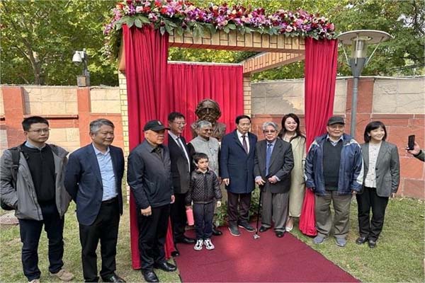 چین میں گونجا ٹیگور کا نام ، بیجنگ میں بھارتی سفارت خانے میں مجسمے کا شاندار افتتاح
