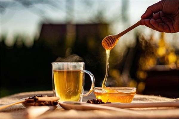 گرم پانی میں شہد ملا کر پینا فائدہ مند ہے یا نقصان دہ؟ جانیں ماہرین کی رائے