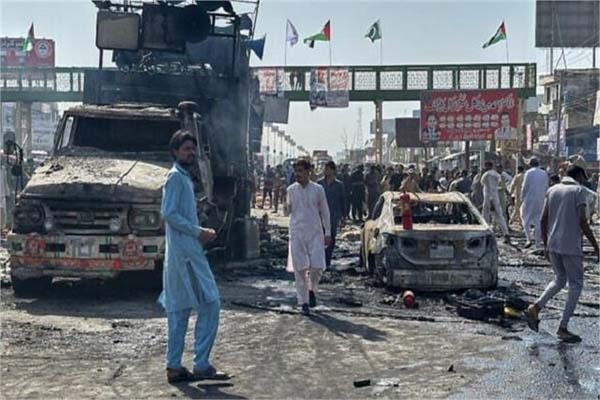 پاکستان میں فوج اور شدت پسند مظاہرین کے درمیان جھڑپ، پولیس اہلکار سمیت 5 افراد ہلاک۔