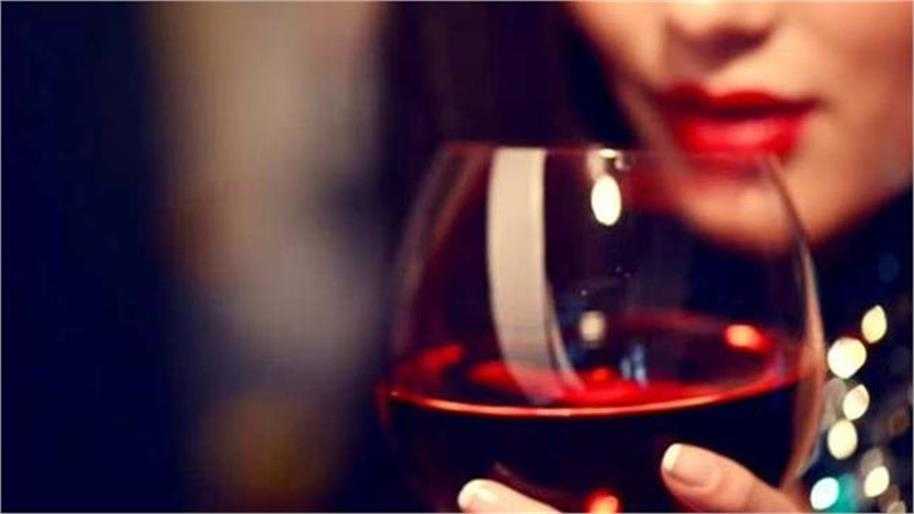 خاتون نے  شوہر کو پلائی ٹھنڈی وائن، شوہر کی بیہوشی کے بعد ۔۔۔ جانئے آگے کیا ہوا