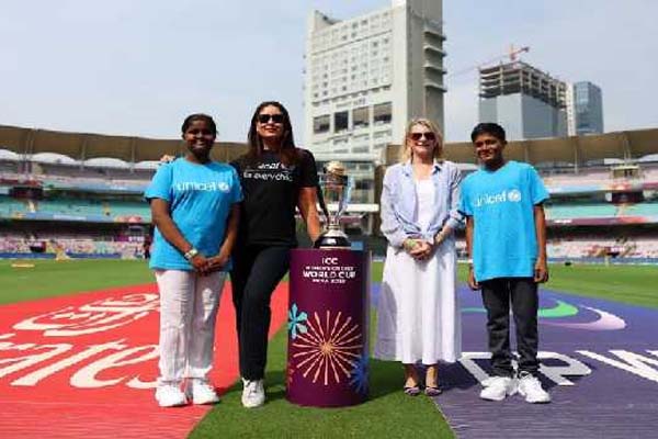 یونیسیف کی قومی سفیر کرینہ کپور خان اور خواتین کی کرکٹ ٹیم کی سابق کپتان میتھالی راج نے بچوں کے حقوق کو فروغ دینے کیلیے ٹرافی واک آوٹ کی قیادت کی