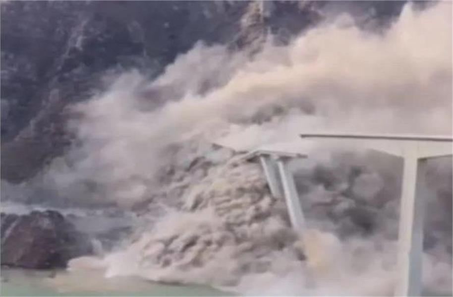 افتتاح کے چند ماہ بعد ہی منہدم ہو گیا 758 میٹر لمبا پُل، سامنے آئی ویڈیو