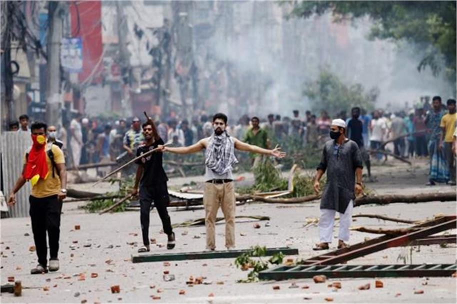 بنگلہ دیش میں رات پھر بھڑکا تشدد، گولی مارنے کا حکم جاری ، سابق وزیر اعظم حسینہ پر کورٹ کا فیصلہ آج