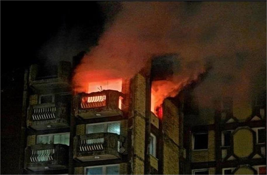 کثیر المنزلہ عمارت میں لگی خوفناک آگ، جان بچانے کے لئے نیچے کود گئے لوگ، 10 افراد جاں بحق اور درجنوں زخمی ( ویڈیو)