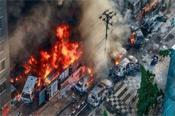 حسینہ کو موت کی سزا کے بعد بنگلہ دیش میں بھڑکا تشدد! ڈھاکہ میں شدید احتجاج، آگ زنی اور حملوں میں 50 سے زیادہ زخمی