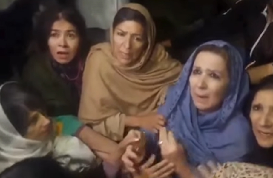 پاکستان میں اڈیالہ جیل کے باہر ہنگامہ : عمران خان کی بہنوں کو پولیس نے پیٹا - گھسیٹا،بھیڑ نے علیمہ بی بی پر پھینکے انڈے ( ویڈیو)