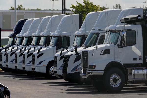 امریکہ میں بھارتی ٹرک ڈرائیوروں پر بڑا بحران! کیلیفورنیا نے 17000 لائسنس کیے منسوخ