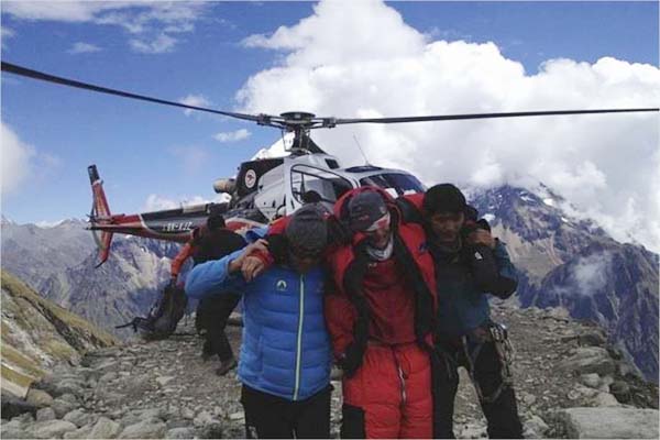 نیپال کے پہاڑوں میں موت کا تانڈو، برفانی تود ے گرنے سے 9 کو ہ پیماوں کی موت، معجزانہ طور پر بچا اطالوی