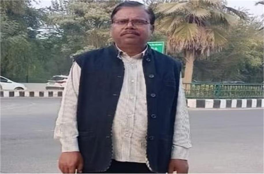 ایس آئی آر کا کام کرتے - کرتے  بی ایل او ہوا بیہوش، برین ہیمرج سے ہوئی موت، اہل خانہ بولے - ڈیوٹی کو لیکر افسر بنا رہے تھے ذہنی دباؤ