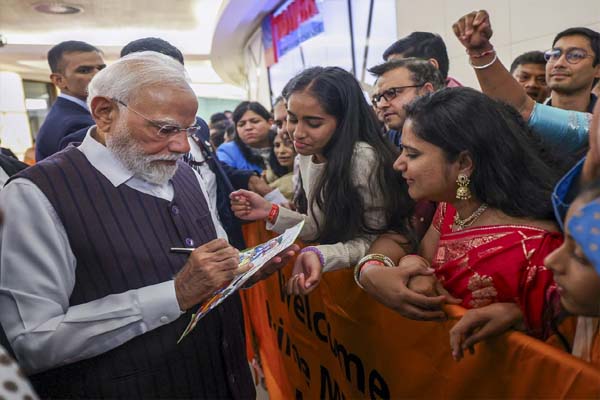 وزیر اعظم مودی نے جوہانسبرگ میں بھارتی برادری کے اراکین سے ملاقات کی