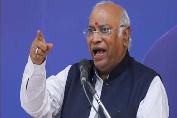 وزیراعظم نریندر مودی نے مسائل پر گفتگو کے بجائے صرف ڈرامہ بازی کی ہے: ملکارجن کھڑگے