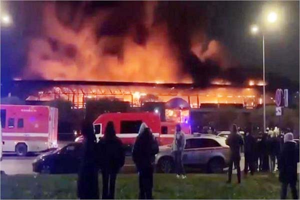 روس کے سینٹ پیٹرسبرگ کے بازار میں زور دار دھماکوں سے لگی آگ، 1 ہلاکت، کئی زخمی، ویڈیو