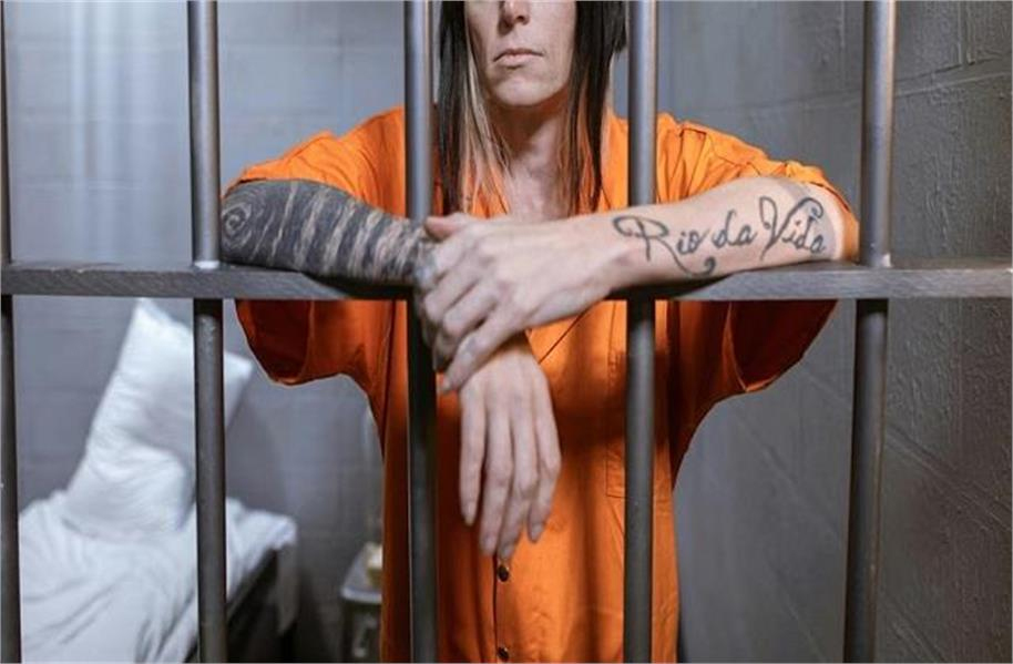 قیدی سے عشق پڑا مہنگا: 19 سال کی جیلر نے جیل میں پہنچایا موبائل اور چرس، اب خود جائے گی سلاخوں کے پیچھے