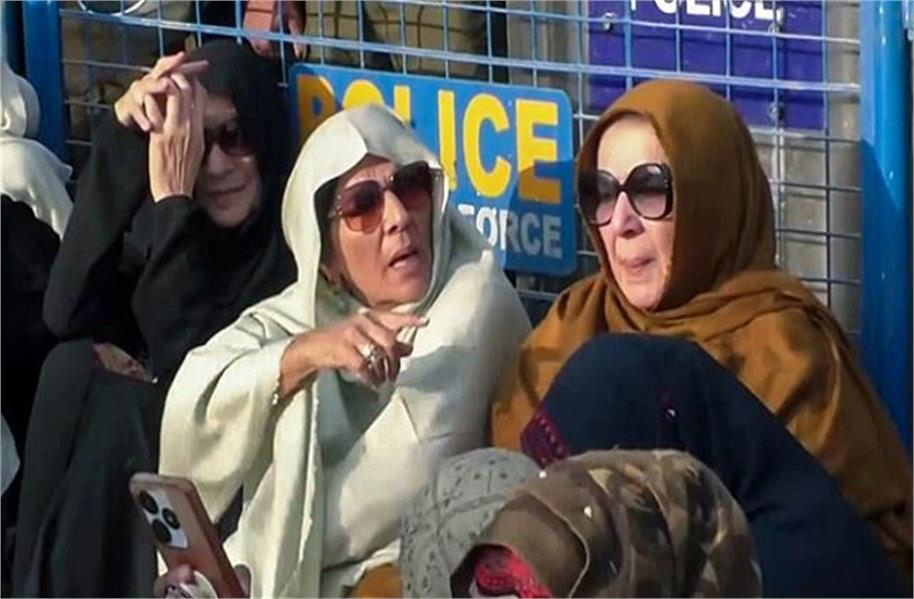 پاکستان : عمران خان کی بہنوں کو احتجاج کرنا پڑا بھاری، انسداد دہشت گردی ایکٹ کے تحت مقدمہ درج