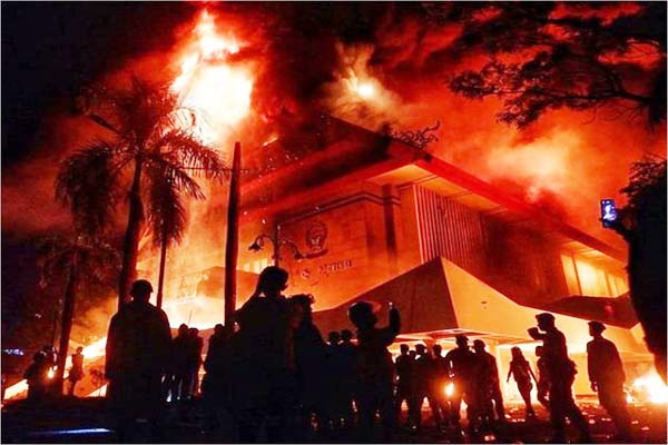 انڈونیشیا: سات منزلہ آفس بلڈنگ میں لگی خوفناک آگ، کم از کم 20 افراد ہلاک