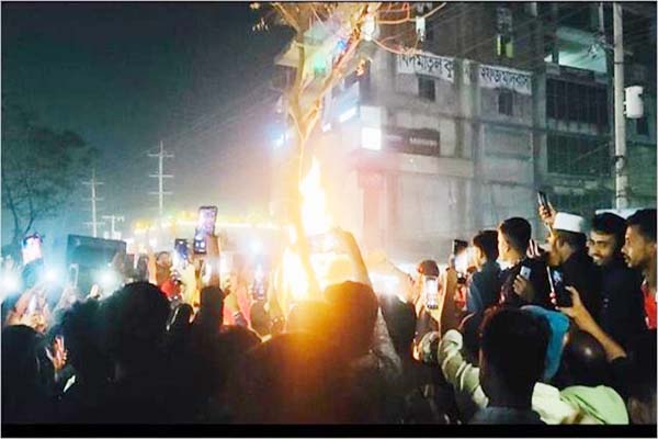 بنگلہ دیش میں ہندو نوجوان کا پیٹ پیٹ کر کیاقتل ، لاش کو ڈیوائیڈر سے لٹکا کر جلایا گیا، پھر دو گھنٹے تک جشن منایا، ویڈیو وائرل