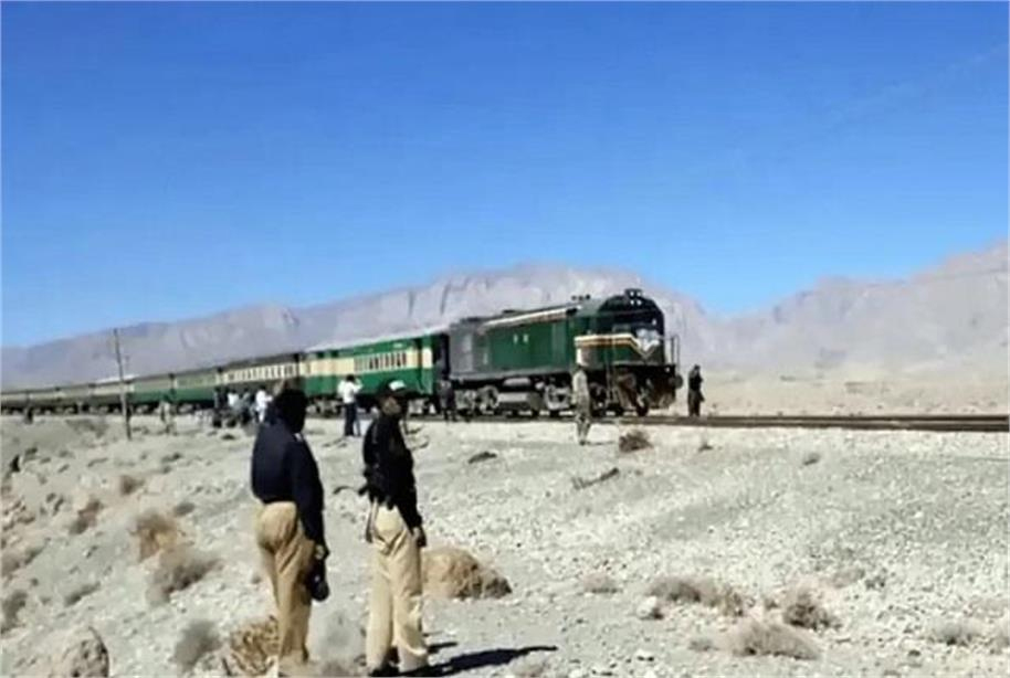 پاکستان میں جعفر ایکسپریس پھر نشانے پر ! دہشت گردوں نے بم سے اڑا دیا مرکزی ریلوے ٹریک، بال - بال بچے سینکڑوں مسافر