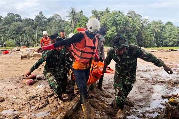 تین سو افراد ہلاک، 250 سے زائد لاپتہ… سیلاب اور لینڈ سلائیڈنگ نے مچائی تباہی، ہزاروں خاندان متاثر