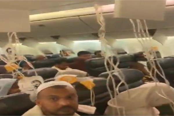 پی آئی اے کی فلائٹ میں اچانک گرے آکسیجن ماسک، 381 مسافروں میں مچا ہڑکمپ، سعودی عرب میں کروائی ہنگامی لینڈنگ