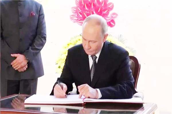 راج گھاٹ پر پوتن نے روسی زبان میں لکھا خاص پیغام، جانیں اردو میں اس کا مطلب کیا ہے؟