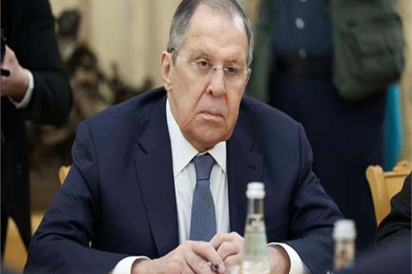 ماسکو: روس اور یوکرین کے درمیان جاری جنگ اس وقت ایک نہایت خطرناک موڑ اختیار کر گئی جب روس نے دعویٰ کیا کہ یوکرین نے صدر ولادیمیر پوتن کی رہائش گاہ کو نشانہ بنا کر ڈرون حملہ کیا ہے۔ ذرائع کے مطابق، یہ