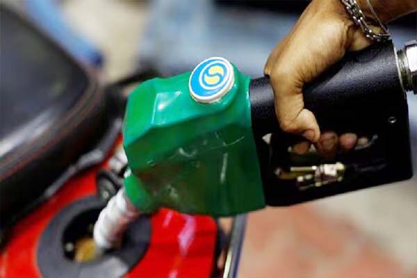 پٹرول کی قیمت: پٹرول اور ڈیزل کی قیمتوں میں کمی، دیکھیں کتنی سستی ہوئیں تیل کی قیمتیں