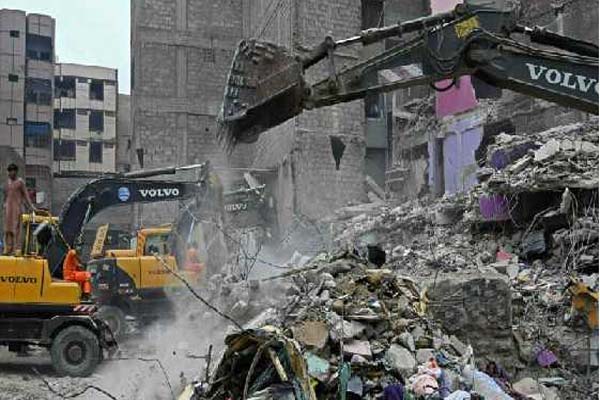 کراچی: لیاری کی منہدم ہونیوالی عمارت کے ملبے سے 27 لاشیں نکال لی گئیں