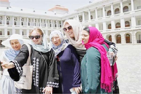 ڈر کے آگے جیت: خاتون گائیڈ نے طالبان کی پابندیوں کو کیا چیلنج ، آسٹریلوی سیاح بنیں گواہ