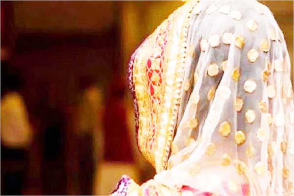 ایک میسج نےکھول دی ساری پول ....ویڈیو کال پر منگنی کر کے وصولتی تھی کروڑوں روپے، کینیڈا میں سیٹل ہونے کا دکھاتی تھی خواب، ٹھگی کا ہوا خلاصہ