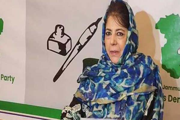 میرواعظ عمر فاروق کو مذہبی فرائض کی ادائیگی سے روکنا ناقابل فہم: محبوبہ مفتی