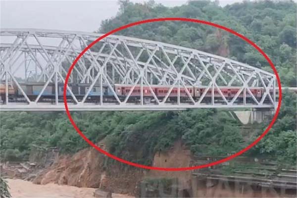 پنجاب: پل سے گزر رہی تھی ٹرین تبھی اچانک نیچے سے کھسک گئی زمین، دیکھیں خوفناک منظر