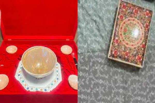 مودی نے اشیبا کو قیمتی پتھر کا پیالہ اور ان کی اہلیہ کو پشمینہ شال کا تحفہ دیا