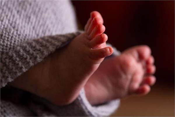 بوم آف دی بے بی بونس! بچہ پیدا کرو اور لاکھوں روپے پاو، گھٹتی آبادی کو دیکھ کر یہ ممالک دے رہے موٹا انعام