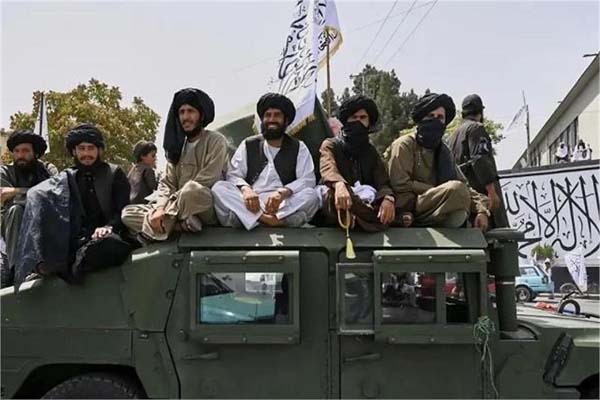 طالبان کا نیا فرمان: افغانستان میں انٹرنیٹ سروسز پر مکمل پابندی، خطرے میں میڈیا کی آزادی