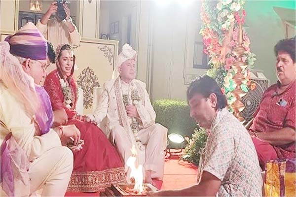 دلہن کی عمر 27 ، دولہا 72 سال کا ... چار سال لیو ان ریلیشن شپ میں رہا ایک غیر ملکی جوڑا، اب بھارت میں آ کر کی شاہی شادی