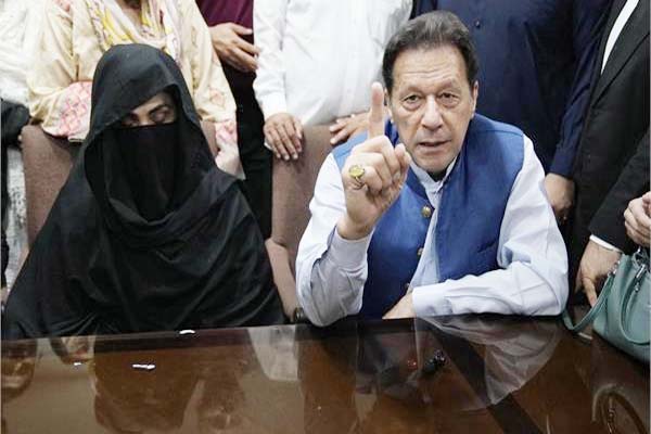 پاکستانی آرمی چیف مجھے، میری بیوی کو ذہنی اذیت دے رہے، عمران کا الزام