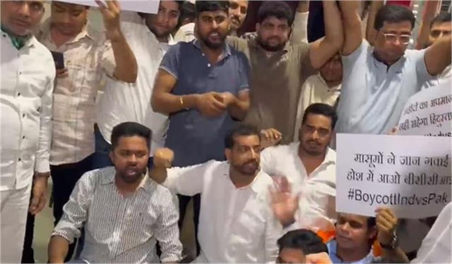 ہندوستان- پاکستان میچ کے خلاف دہلی میں ہنگامہ، کناٹ پلیس میں ہوا زور دار احتجاجی مظاہرہ
