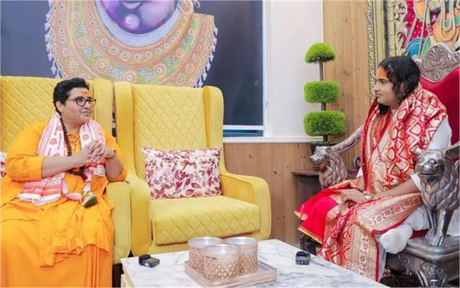 سادھوی پرگیہ بولیں- ماں باپ سنسکار نہیں دیتے اس لئے لڑکیا نیم برہنہ رہتی ہیں، انیردھ چاریہ کے بیانات کی حمایت کی