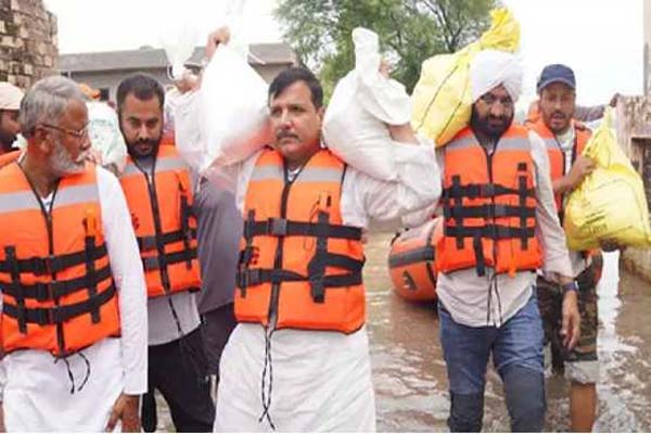 سنجے سنگھ نے پنجاب کے سیلاب متاثرین کے لیے چیف منسٹر ریلیف فنڈ میں ایک ماہ کی تنخواہ کا عطیہ دیا