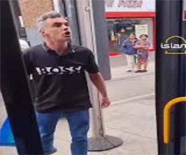 آئرلینڈ میں مسافر نے بس میں کیاہنگامہ، مذہب کو لے کر ڈرائیور پر تھوکا، ویڈیو وائرل