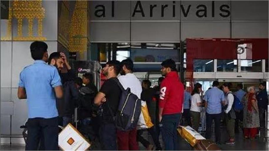 کینیڈا میں اس سال بڑی تعداد میں ورک پرمٹ رکھنے والوں کا قانونی درجہ ہوگا ختم ، ان میں آدھے ہوں گے ہندوستانی