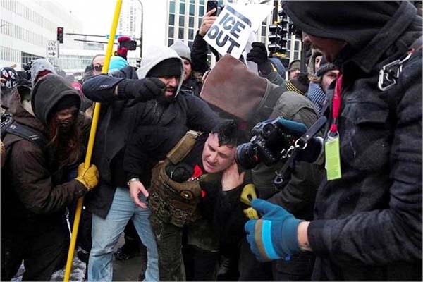 ٹرمپ کی سخت امیگریشن پالیسی پرہنگامہ،حمایتی اورمخالف آمنےسامنے، سڑکوں پرمظاہرین کی جھڑپیں