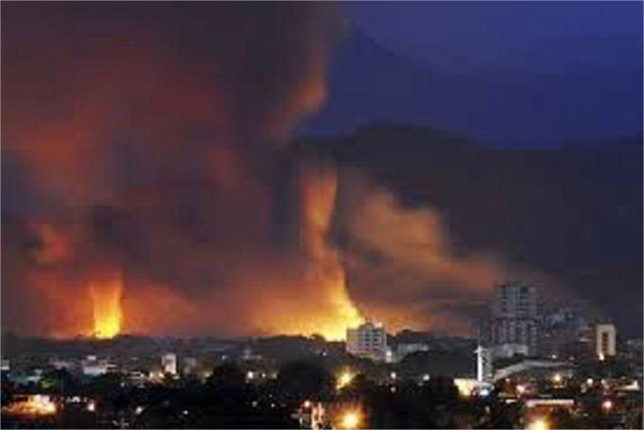 نئی جنگ کا خطرہ ! کیریبین میں امریکی بحریہ تعینات، 7 دھماکوں سے دہلا وینز ویلا، آسمان میں منڈرائے ہیلی کاپٹر ( ویڈیو)