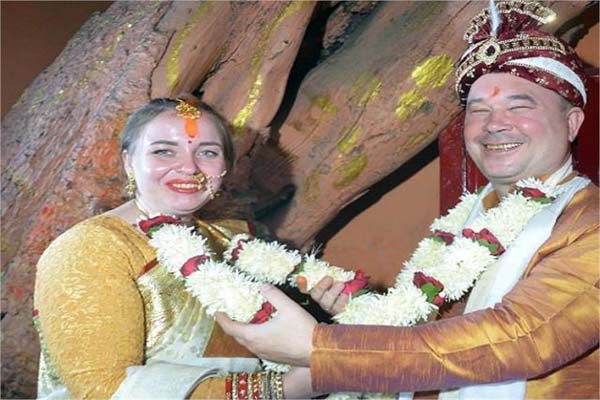 روس کا سناتن کی طرف بڑھتا ہوا رجحان۔ روسی جوڑے نے گنگا کے کنارے ویدک طریقے سے رچائی شادی ، سندور دان کے وقت بھر آئیں آنکھیں