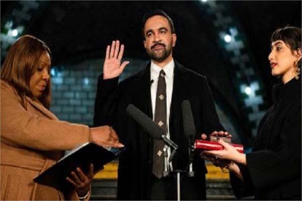 نیویارک میں نئے دور کا آغاز: ظہران ممدانی نے پرانے سب وے اسٹیشن میں لیاحلف، ہاتھوں میں رکھا قرآن