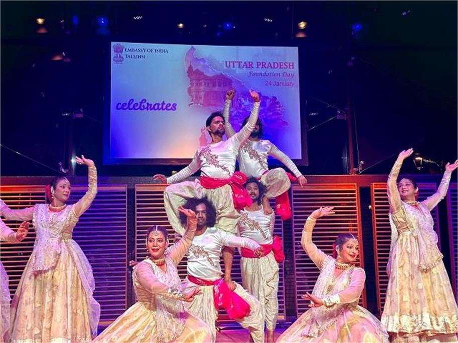 بیرونِ ملک ہندوستانی ثقافت کا جلوہ ! سنگاپور میں دھوم دھام سے منایا گیا اتر پردیش دِوس