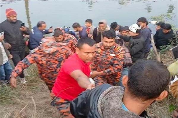 انیس دنوں میں آٹھویں موت، بنگلہ دیش میں ہندو ہونا بناجرم ۔ ظالم ہجوم سے جان بچانے کے لیے نہر میں کود ا نوجوان۔۔۔۔، ویڈیو